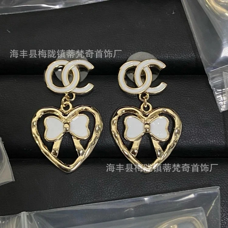 Chanel New Vintage Pearl Heart Earrings
