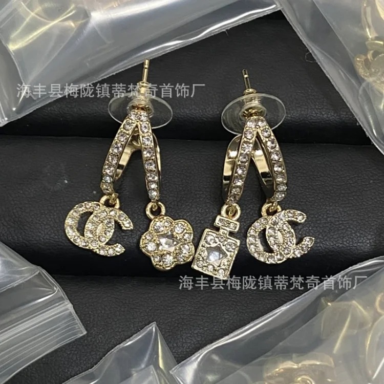 Chanel New Vintage Pearl Heart Earrings
