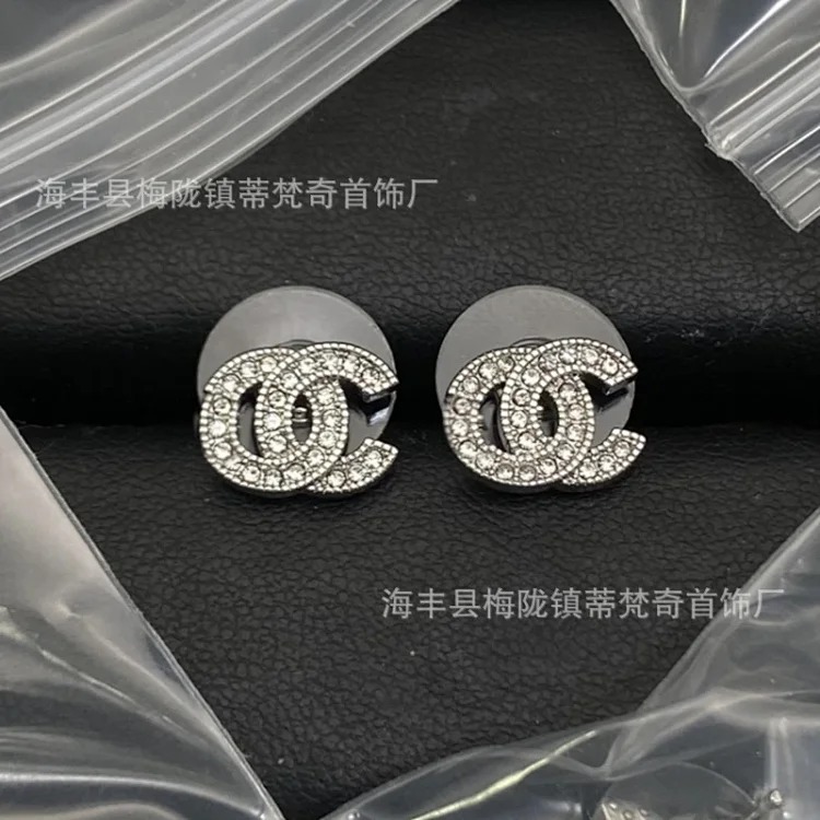 Chanel New Vintage Pearl Heart Earrings