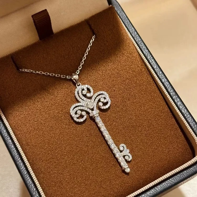 Letter crystal necklace for women, light luxury, versatile, high-end waterproof jewelry, neck chain, clavicle necklace