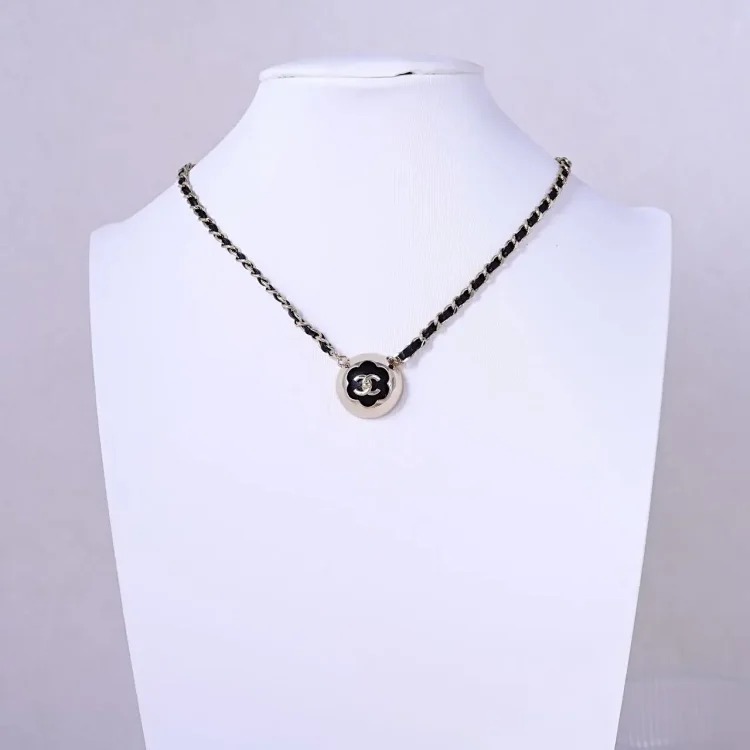 Letter crystal necklace for women, light luxury, versatile, high-end waterproof jewelry, neck chain, clavicle necklace