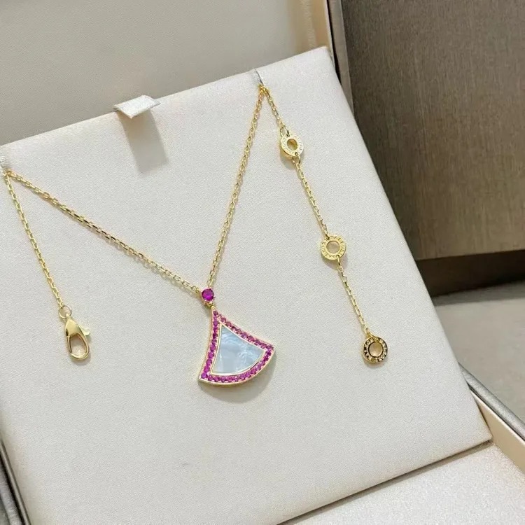 Letter crystal necklace for women, light luxury, versatile, high-end waterproof jewelry, neck chain, clavicle necklace