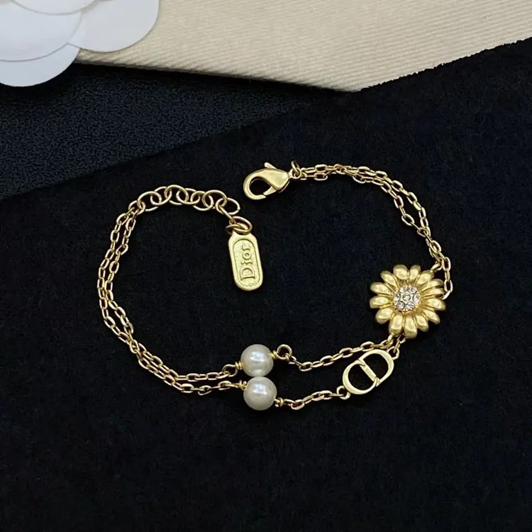 Light luxury of European and American retro classic little bee diamond bracelet/super !!