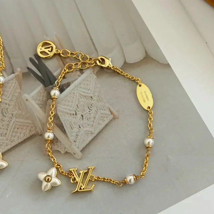 Light luxury of European and American retro classic little bee diamond bracelet/super !!