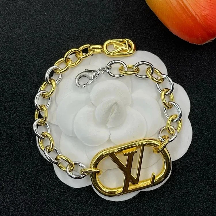 IV Hand jewelry