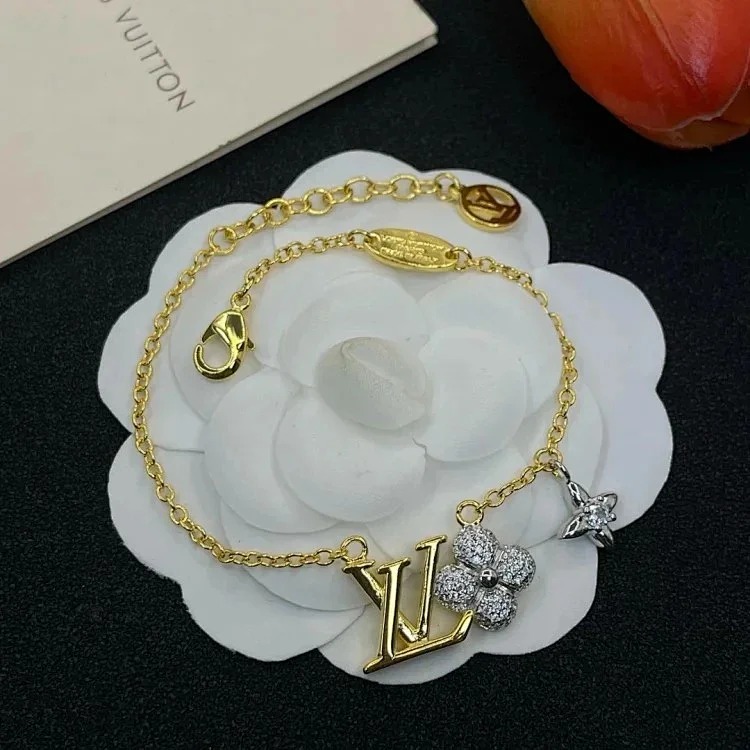IV Hand jewelry