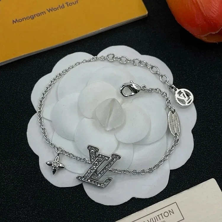 IV Hand jewelry