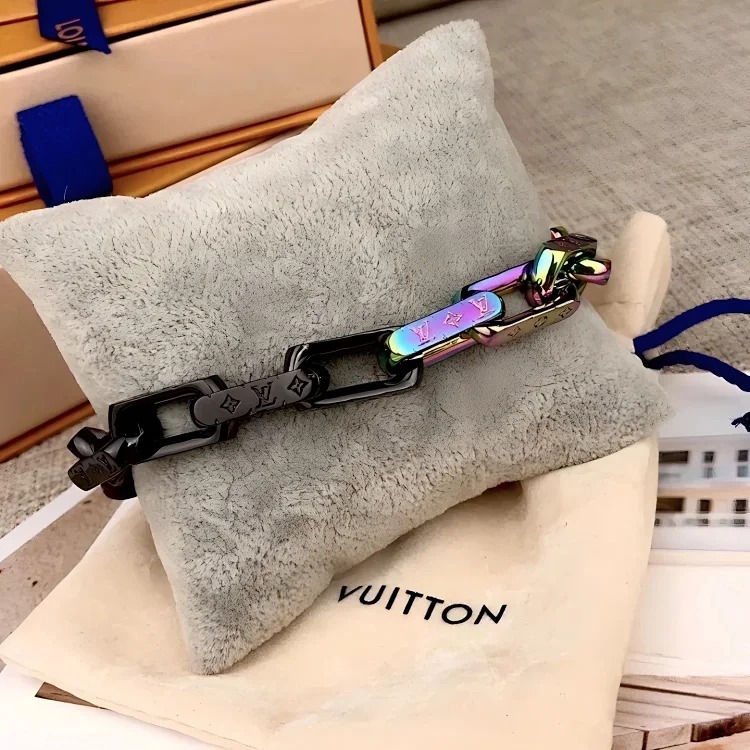 IV Hand jewelry