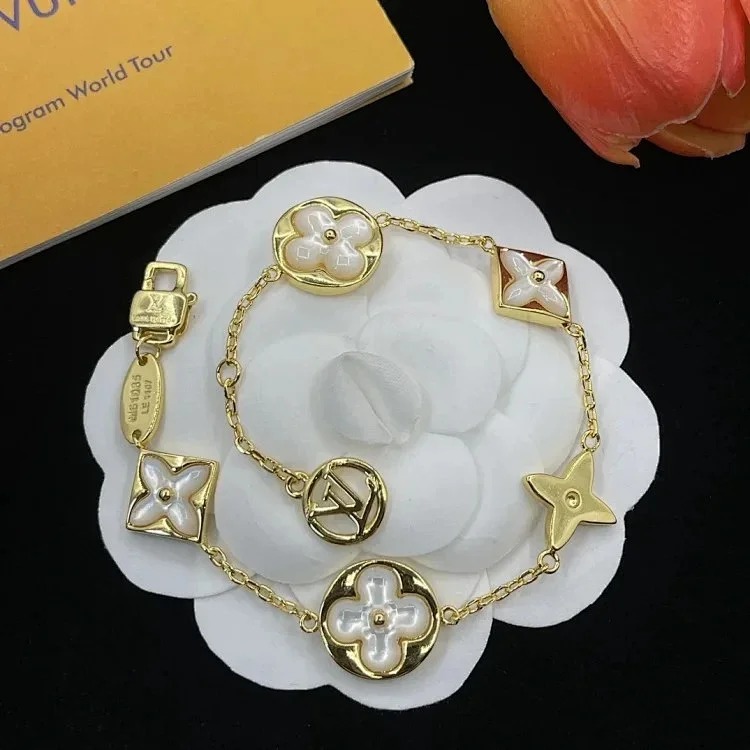 IV Hand jewelry