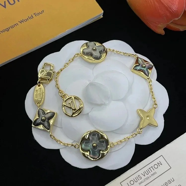 IV Hand jewelry