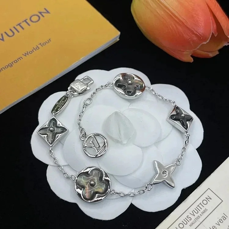 IV Hand jewelry