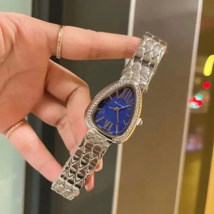 R-1 time flows in the watch, accurate at every moment, and keeps moving forward