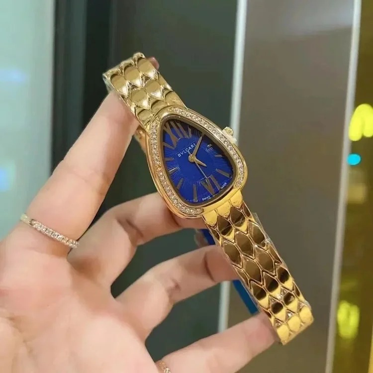 R-1 time flows in the watch, accurate at every moment, and keeps moving forward