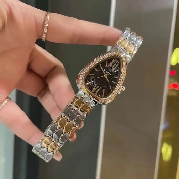 R-1 time flows in the watch, accurate at every moment, and keeps moving forward