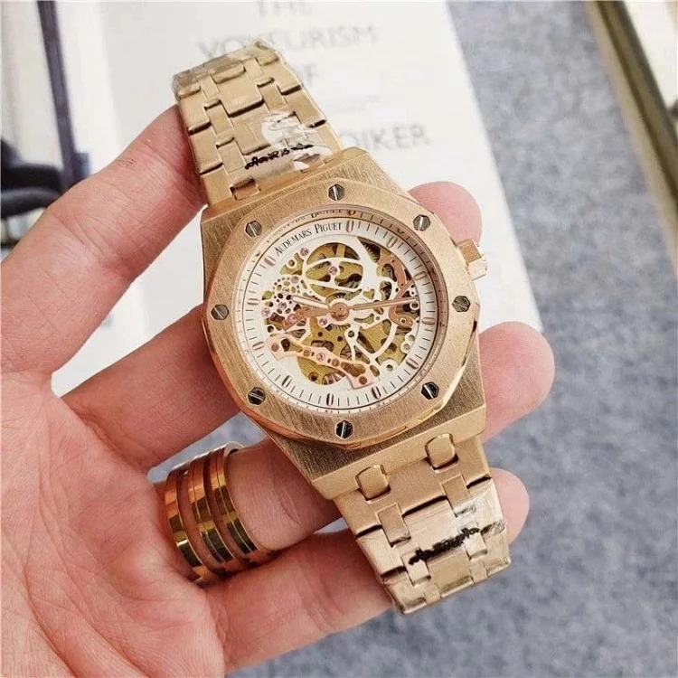 R-1 time flows in the watch, accurate at every moment, and keeps moving forward