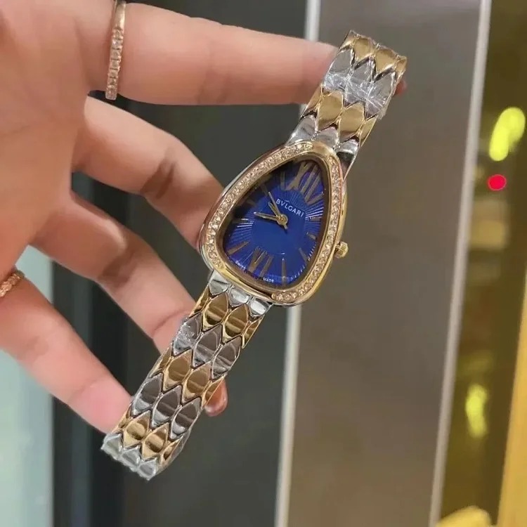 R-1 time flows in the watch, accurate at every moment, and keeps moving forward