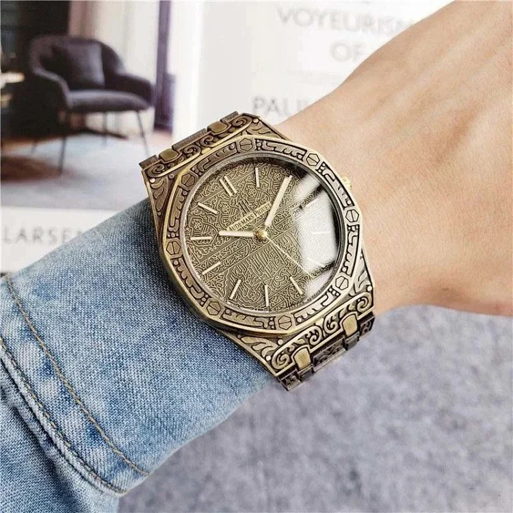 R-1 time flows in the watch, accurate at every moment, and keeps moving forward