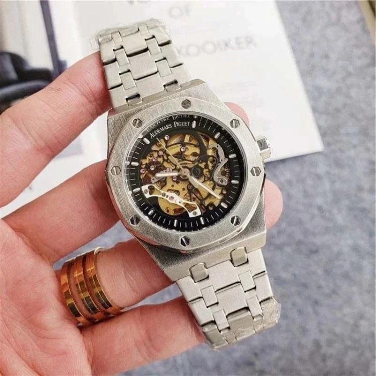 R-1 time flows in the watch, accurate at every moment, and keeps moving forward
