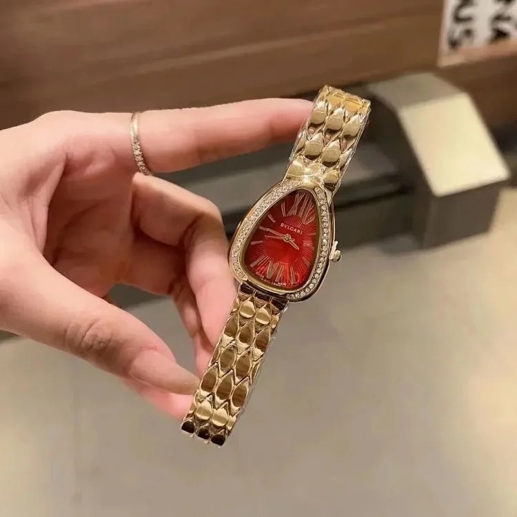 R-1 time flows in the watch, accurate at every moment, and keeps moving forward
