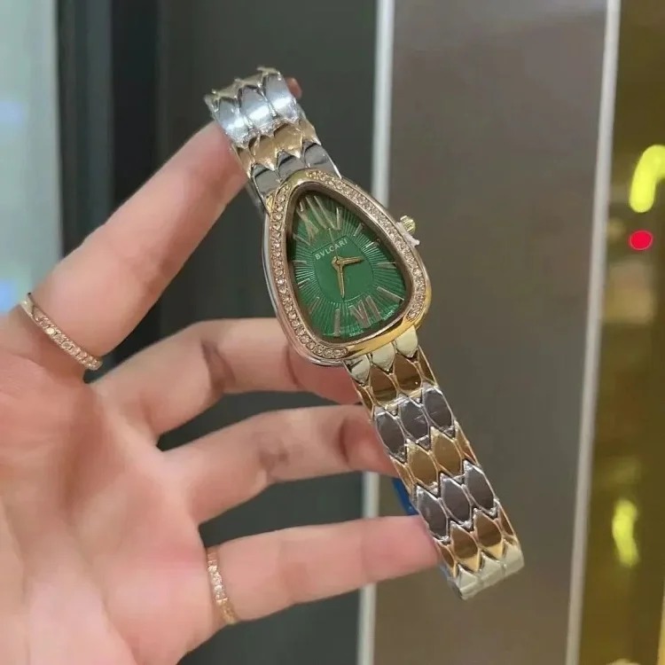 R-1 time flows in the watch, accurate at every moment, and keeps moving forward