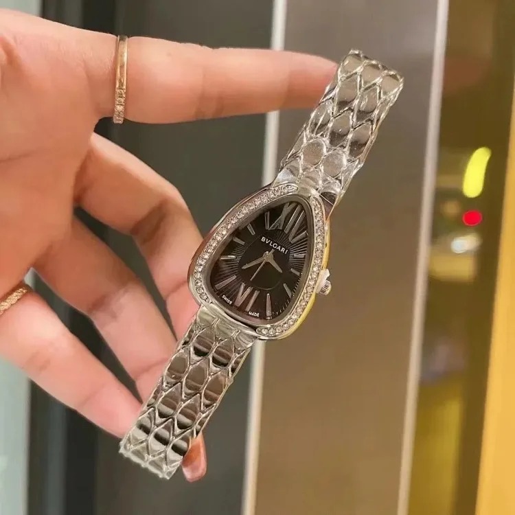 R-1 time flows in the watch, accurate at every moment, and keeps moving forward