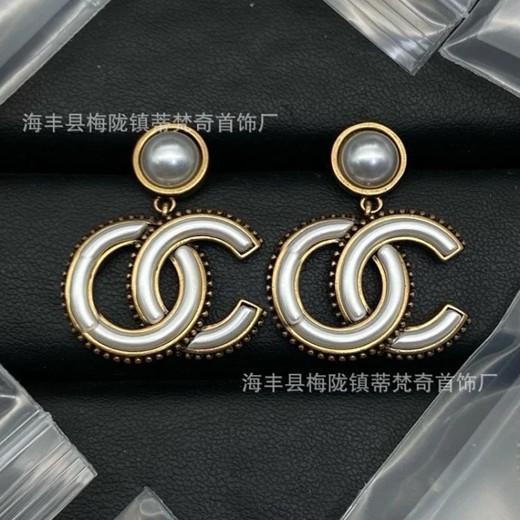 25c new high small fragrant style earrings for girls European and American double C retro small fragrant earrings ladies pearl earrings