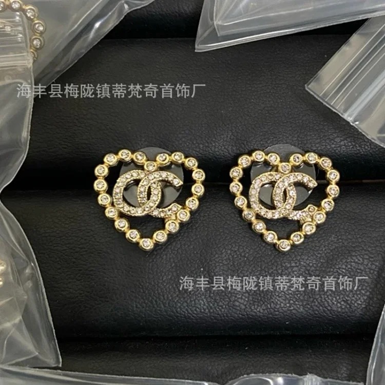 25c new high small fragrant style earrings for girls European and American double C retro small fragrant earrings ladies pearl earrings