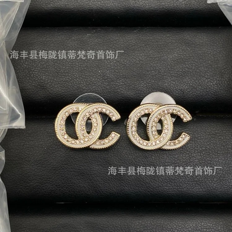 25c new high small fragrant style earrings for girls European and American double C retro small fragrant earrings ladies pearl earrings