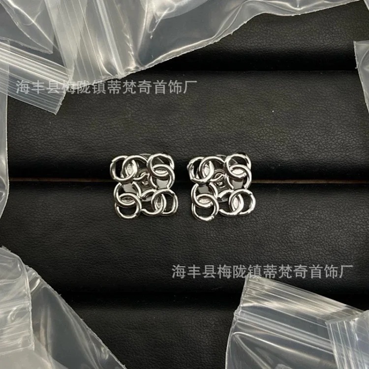 25c new high small fragrant style earrings for girls European and American double C retro small fragrant earrings ladies pearl earrings