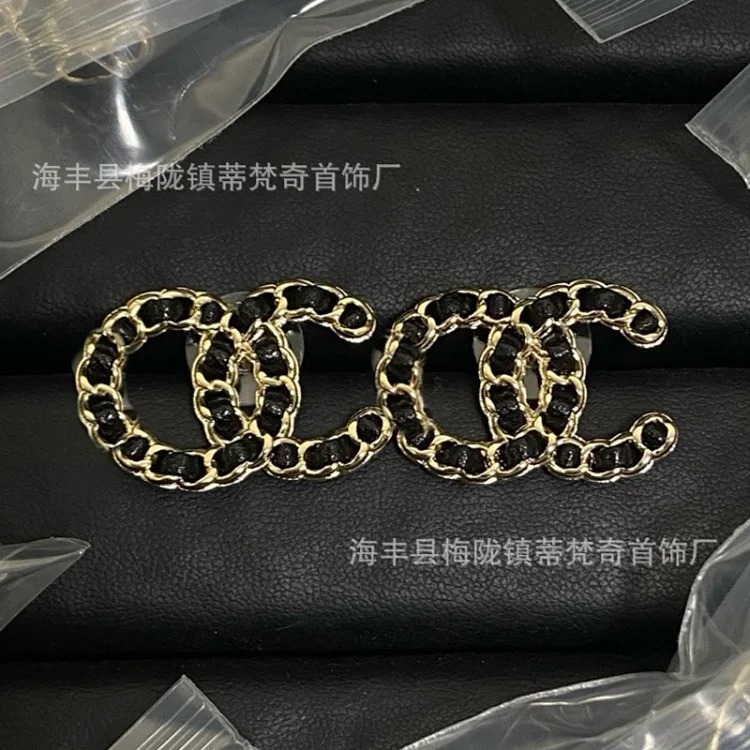 25c new high small fragrant style earrings for girls European and American double C retro small fragrant earrings ladies pearl earrings