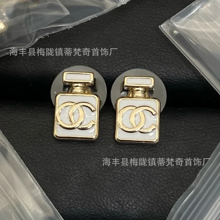 25c new high small fragrant style earrings for girls European and American double C retro small fragrant earrings ladies pearl earrings
