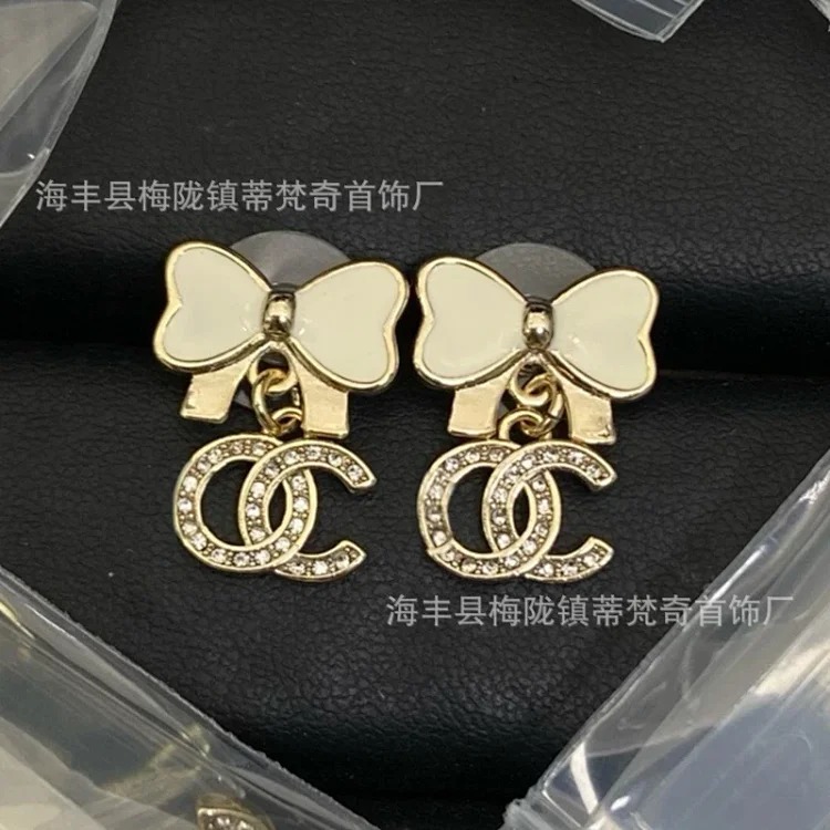25c new high small fragrant style earrings for girls European and American double C retro small fragrant earrings ladies pearl earrings
